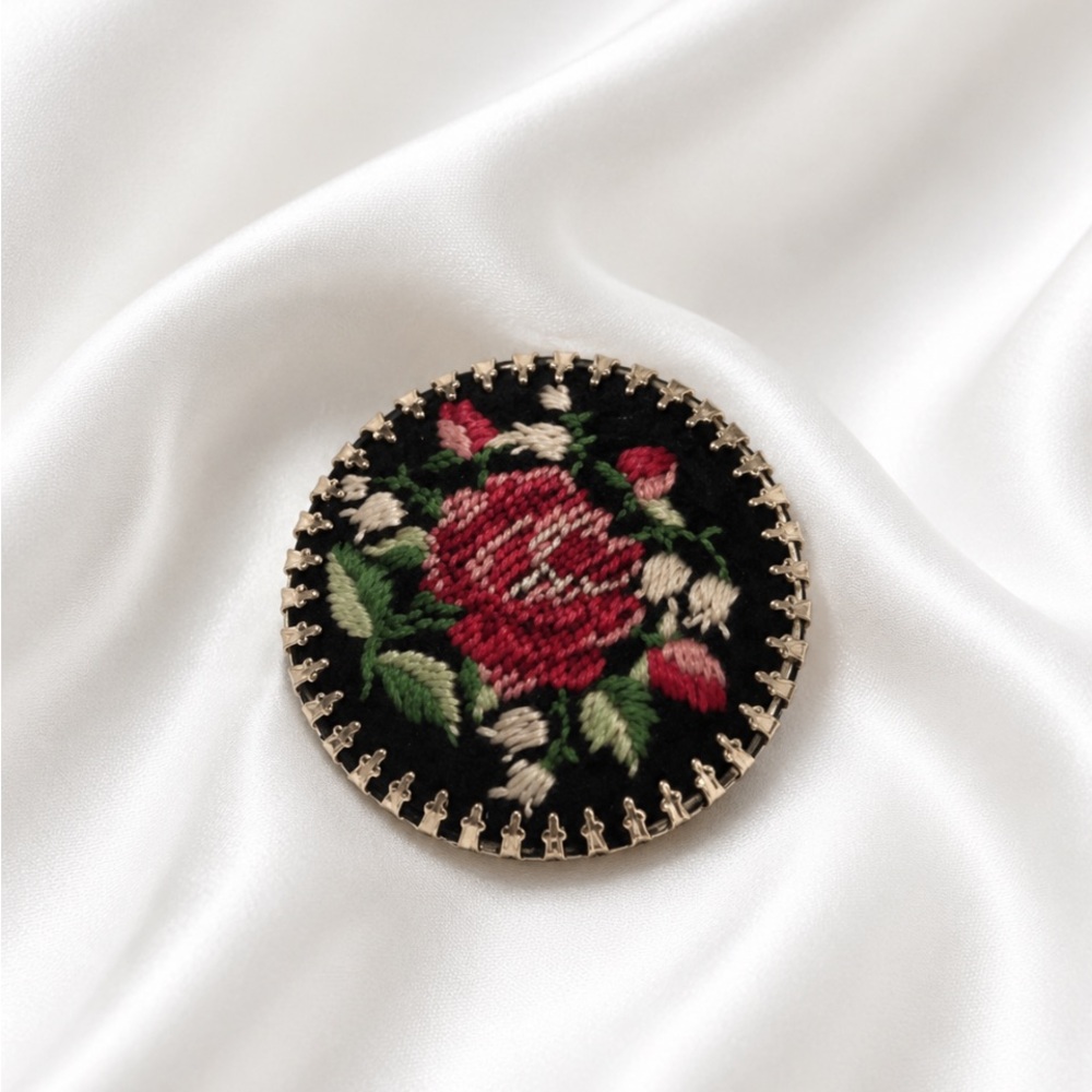 EMBROIDERED ROSE FLOWER BROOCH VINTAGE FLORAL PETIT POINT🌹